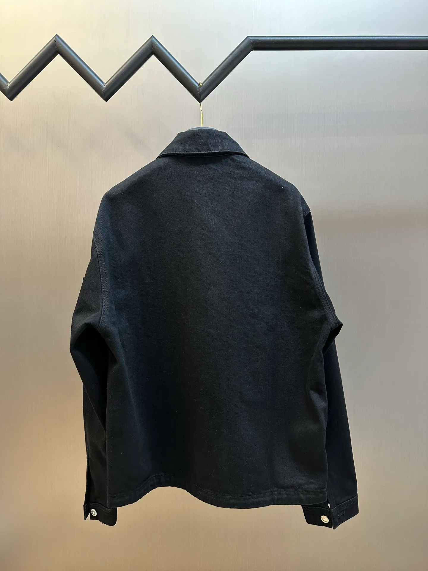 P520 Stonelsland Stone Island emblem denim jacket is made of custom-made high-density twill denim fabric. The front chest pocket is cut into the front panel in a golden ratio. The iconic Stonelsland emblem is embellished on the sleeves, like a unique medal, highlighting the brand's imprint. The whole piece of clothing is washed with medium filial piety, using a special solution to remove stains and slight fading, and then snowflake washed, using a strong washing method to fade the color to make it more uniform. The whole piece of clothing is stitched together using an embedded clamping machine. By changing the needle position, the embedded clamping machine can control the distance between the two needles to achieve seamless, smooth and tidy splicing. Size: s m l xl